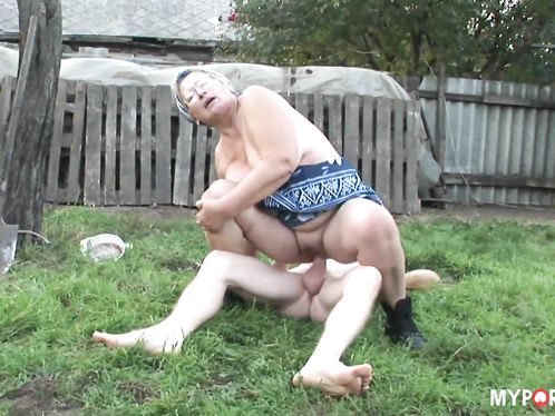 Grandpa hard fucked his GILF in the yard